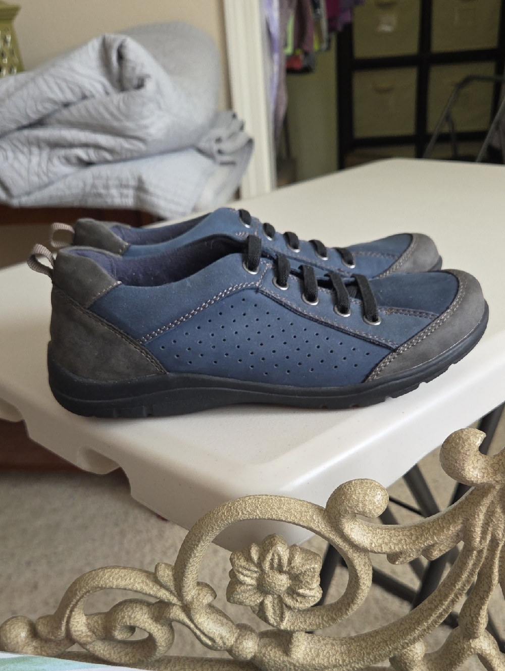 Earth Origins Womens Casual Navy and Gray Lace-Up Sneakers